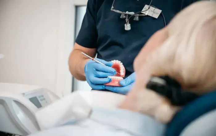 Usynlige skinner i Porsgrunn rett opp smilet med Tannlege Otterstad