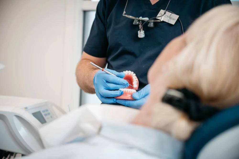 Usynlige skinner i Porsgrunn rett opp smilet med Tannlege Otterstad