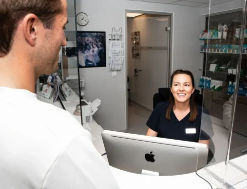 Brobehandling vs. Implantat: Hva er den beste løsningen for dine tenner?