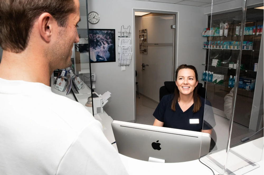 image – Brobehandling vs. Implantat Hva er den beste løsningen for dine tenner Brobehandling vs. Implantat Hva er den beste løsningen for dine tenner